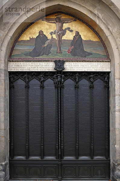 Eingangstor der Schlosskirche mit den 95 Thesen Martin Luthers  Schlossplatz 1  Lutherstadt Wittenberg  Sachsen-Anhalt  Deutschland  Europa