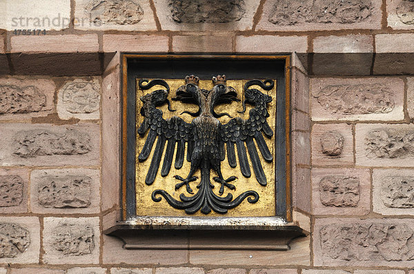 Doppeladlerwappen über dem Eingangstor des Handwerkerhofs  Nürnberg  Mittelfranken  Bayern  Deutschland  Europa