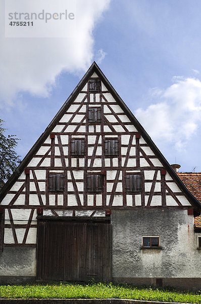 Alter fränkischer Stall mit Fachwerk eines Bauernhofes  Sendelbach  Mittelfranken  Bayern  Deutschland  Europa