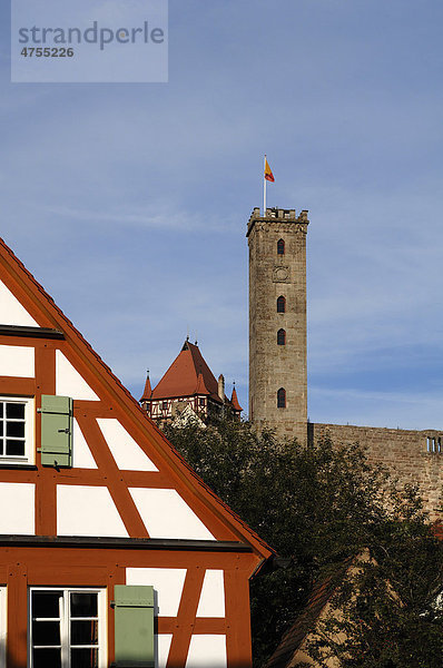 Der Turm Luginsland von Burg Abenberg  links altes Fachwerkhaus  Abenberg  Mittelfranken  Bayern  Deutschland  Europa