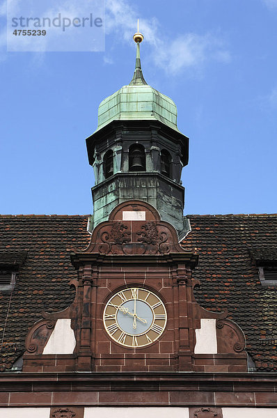 Uhr und Glockenturm am neuen Rathaus  Rathausplatz 4  Freiburg im Breisgau  Baden-Württemberg  Deutschland  Europa