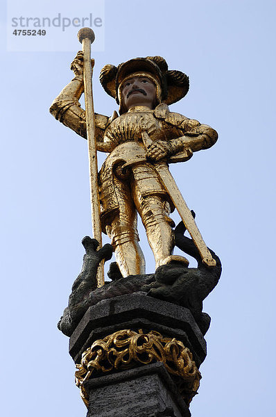 Der Heilige Georg mit dem Drachen  goldene Brunnenfigur auf dem Münsterplatz  Freiburg  Baden-Württemberg  Deutschland  Europa