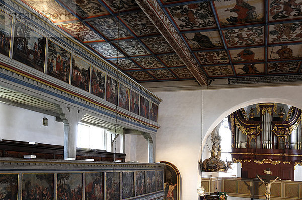 Innenraum mit bemalter Kassettendecke  Orgel und Altar der St.-Veit-und-St.-Michaels-Kirche  1634-1682  Pfarrberg  Heiligenstadt  Oberfranken  Bayern  Deutschland  Europa
