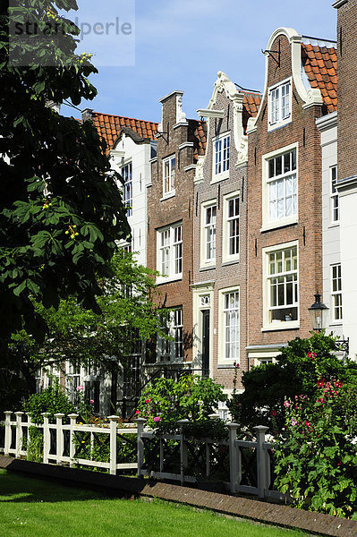 Häuser zum Innenhof  mittelalterliches Wohnstift Begijnhof  historische Altstadt  Amsterdam  Noord-Holland  Nord-Holland  Niederlande  Europa