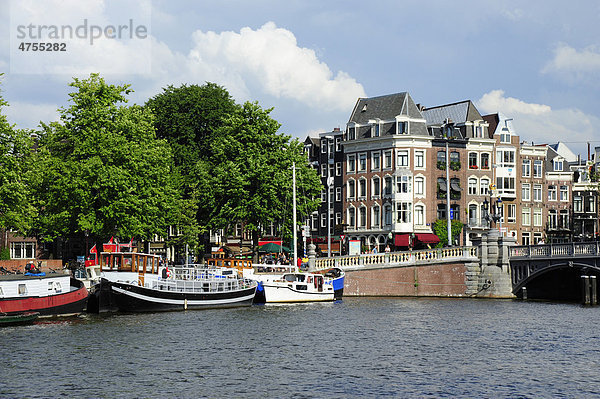 Bäume am Waterloo Plein  Boote auf dem Binnen Amstel Kanal  Gracht in der Innenstadt  Amsterdam  Noord-Holland  Nord-Holland  Niederlande  Europa