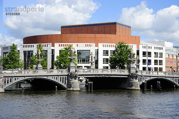 Blauwbrug Brücke über den Amstel Fluss  dahinter das Stopera Musiktheater am Waterloo Plein  Innenstadt  Amsterdam  Noord-Holland  Nord-Holland  Niederlande  Europa