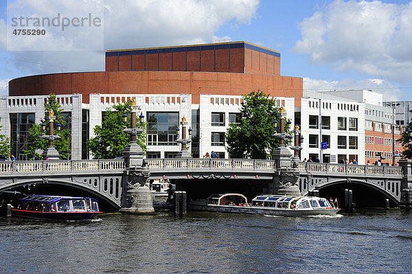 Blauwbrug Brücke über den Amstel Fluss  dahinter das Stopera Musiktheater am Waterloo Plein  Innenstadt  Amsterdam  Noord-Holland  Nord-Holland  Niederlande  Europa