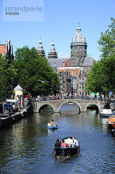 Boote  Brücke über Kanal  Gracht im Wallen-Viertel  Oudezijds Voorburgwal  dahinter die St. Nicolaas Kirche  historische Altstadt  Amsterdam  Noord-Holland  Nord-Holland  Niederlande  Europa