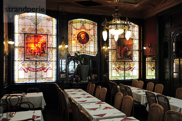 Jugendstil-Cafe Restaurant Le Falstaff  Inneneinrichtung mit Bleiverglasung  Bleiglasfenster in der Kneipe  Innenstadt  Brüssel  Belgien  Benelux  Europa