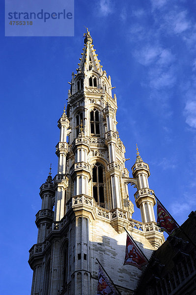 Rathaus  gotischer Turm  Hotel de Ville auf dem Grand Place  Stadhuis auf dem Grote Markt Platz  Innenstadt  Brüssel  Belgien  Benelux  Europa