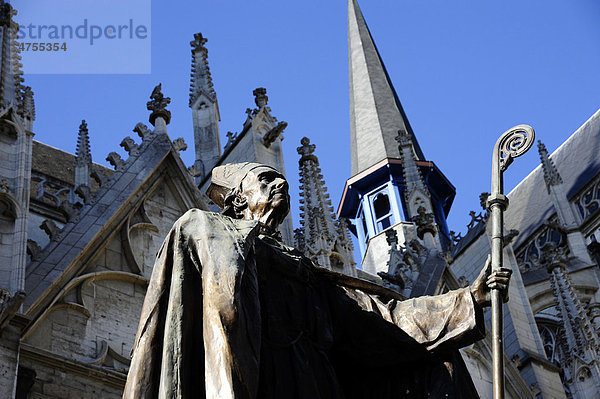 Statue  Kardinal Desire-Joseph Mercier vor der Kathedrale  Cathedrale St-Michel  St. Michiels Kathedraal  Place St. Gudule  Innenstadt  Brüssel  Belgien  Benelux  Europa