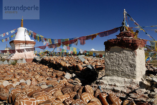 Gebetsfahnen  Manisteine und Chörten vom Kloster Chiu Gompa vor dem verschneiten Mount Kailash  tibetisch: Kang Rinpoche  6638 m  Westtibet  Provinz Ngari  Tibet  China  Asien