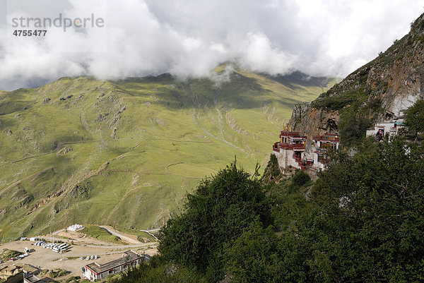 Tibetische Chörten  Stupa beim Felsenkloster Drak Yerpa bei Lhasa mit tibetischem Dorf  Tibet  China  Asien