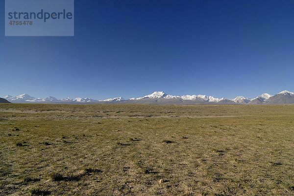 Schneebedeckte Bergriesen des Himalaya Hauptkamm nahe dem Peilko Tso See  Provinz Ngari  Westtibet  Tibet  China  Asien