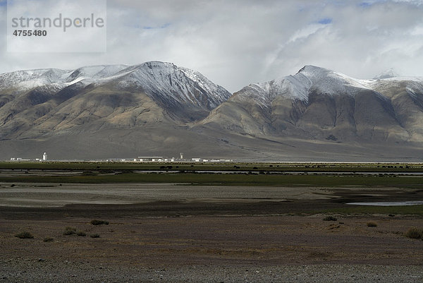 Neuer Flughafen  Ngari Airport bzw. Flughafen Ngari  höchstgelegener Airport der Welt auf ca 4.300 m Höhe in der Großgemeinde Sengge Khaba am Fluss Gar im Tal des Indus  Westtibet  Provinz Ngari  Tibet  China  Asien