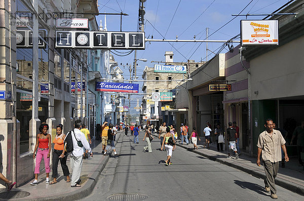 Einkaufsstraße  Jose A Saco  Santiago de Cuba  Altstadt  Kuba  Karibik  Mittelamerika