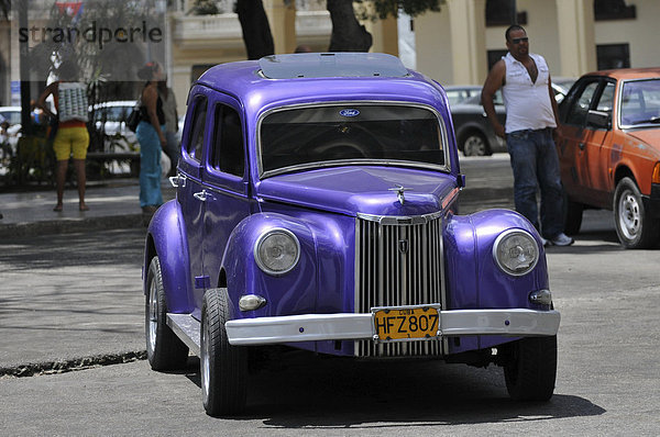 Oldtimer  Plaza Central  Havanna  Altstadt  Kuba  Karibik  Mittelamerika