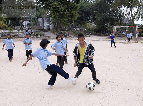 Kinder beim Fußball spielen  Koh Samet  Thailand  Asien