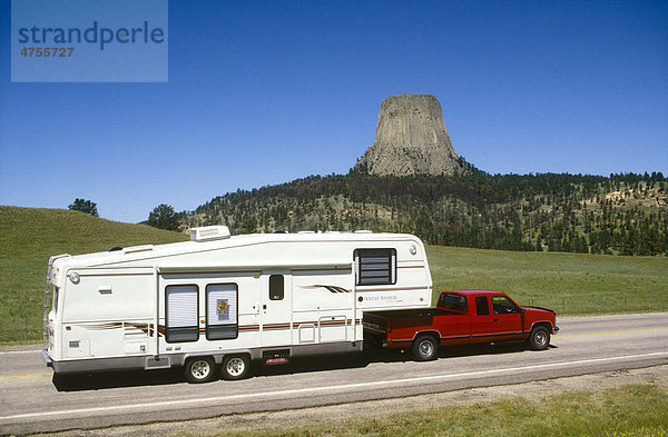 Kleintransporter mit Anhänger mit Devils Tower Monolith hinten  Wyoming  USA