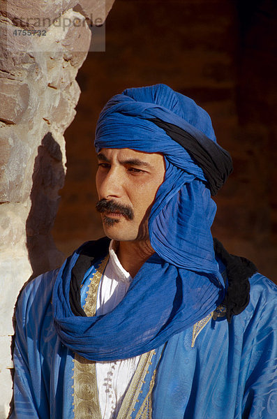Porträt eines Tuaregs in traditioneller Kleidung  Marokko  Afrika