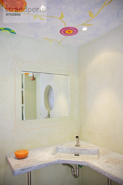 Innenansicht  Badezimmer mit traditionellen marokkanischen Gipswänden in Tadelakt-Technik