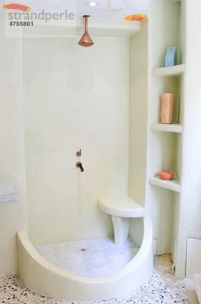 Innenansicht  Badezimmer mit traditionellen marokkanischen Gipswänden in Tadelakt-Technik