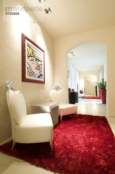 Moderne Wohneinrichtung  Flur mit rotem Teppich und weißen Sesseln
