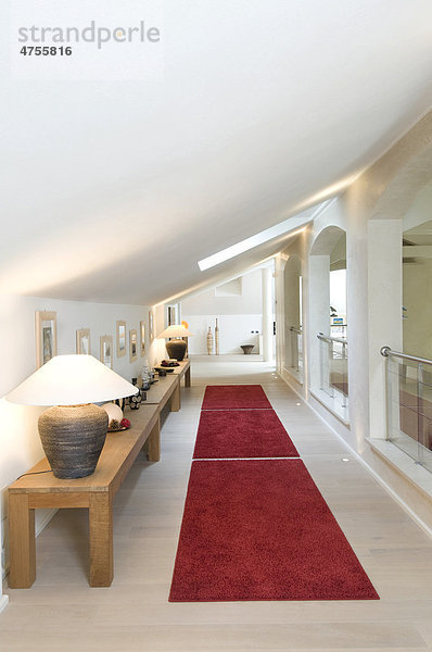 Moderne Wohneinrichtung mit rotem Teppich Innenaufnahme einer Wohnung
