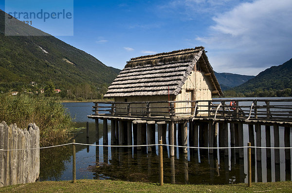 Nachbau eines Holzhauses mit Stroh- oder Reetdach auf Stelzen  Revine-See  Cansiglio-Plateau  Treviso  Veneto  Italien  Europa Holzhaus