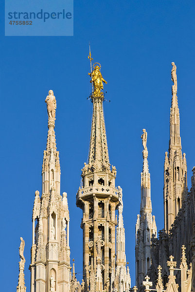 La Madonnina  Madonnenstatue auf einer Turmspitze des Mailänder Doms gegen den blauen Himmel  Mailand  Italien  Europa