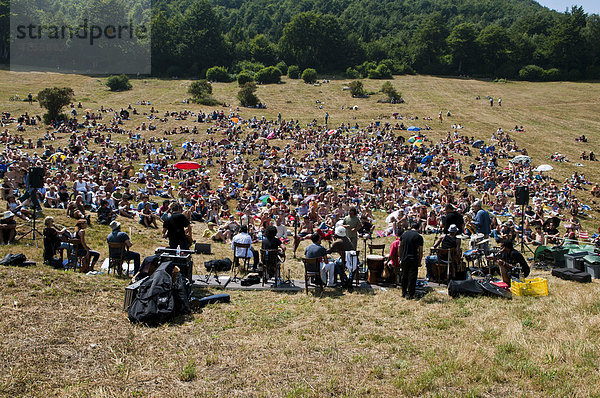 Publikum auf einem Berg bei einem klassischen Konzert  I Suoni delle Dolomiti Festival  Malga Fratte  Vezzena Plateau  Levico  Trento  Italien  Europa