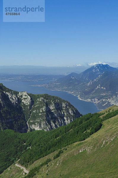 Blick auf den Gardasee vom Monte Baldo  Italien  Europa