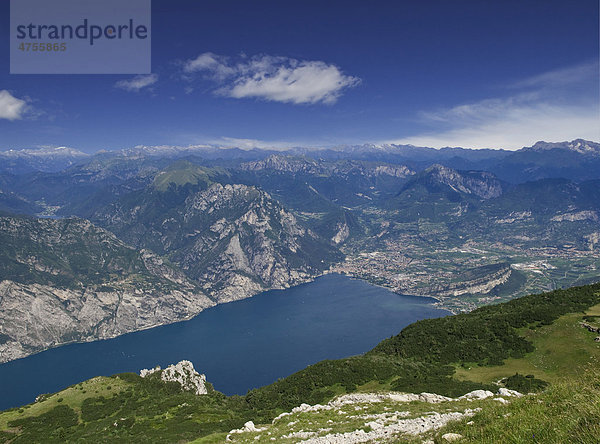 Blick auf den Gardasee  Riva del Garda  vom Monte Baldo  Italien  Europa