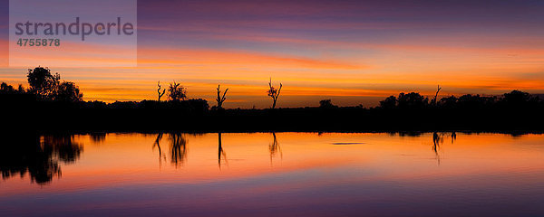 Feuchtgebiet bzw. Lagune von Yellow Water bei Sonnenuntergang  Kakadu Nationalpark  Northern Territory  Australien
