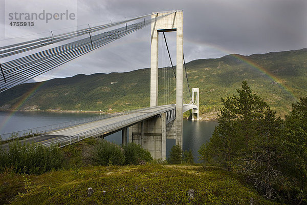 Brücke bei Steinsland nach Hinnoya linnasuolu  Vesteralen  Norwegen  Skandinavien  Europa