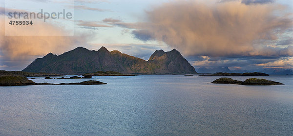Svolvaer  Austnesfjorden  Insel Austvagoya  Lofoten  Norwegen  Skandinavien  Europa