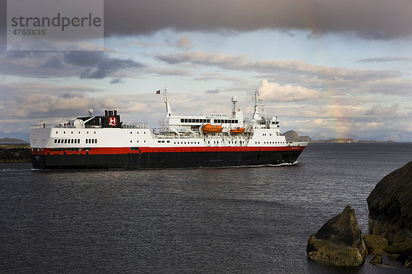 Fährschiff verlässt Hafen von Svolvaer  Austnesfjorden  Insel Austvagoya  Lofoten  Norwegen  Skandinavien  Europa