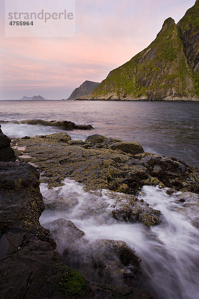 Morgenstimmung bei A  Insel Vestvagoya  westliches Ende der Lofoten  Norwegen  Skandinavien  Europa