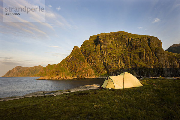 Zelt bei A  Insel Vestvagoya  westliches Ende der Lofoten  Norwegen  Skandinavien  Europa