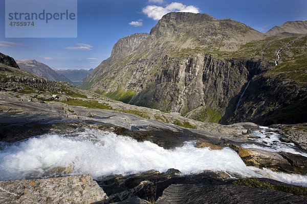 Blick von der Passhöhe der Trollstigen über das Isterdal  Norwegen  Skandinavien  Europa