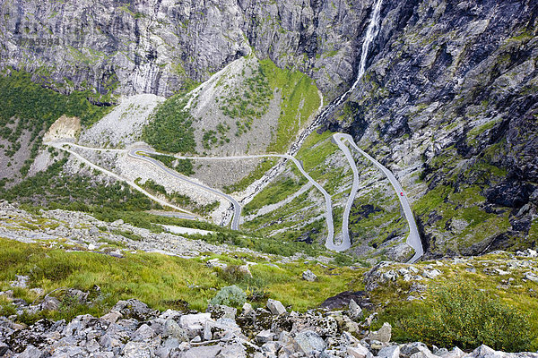 Blick von der Passhöhe auf die Trollstigen  Norwegen  Skandinavien  Europa