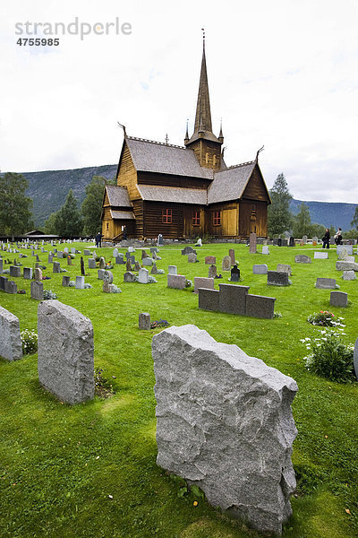 Grabsteine vor Stabkirche Lom  Norwegen  Skandinavien  Europa