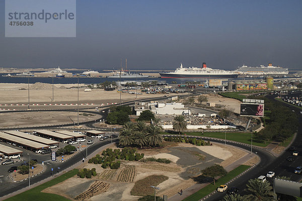 Dubai Maritime City mit Motoryachten Dubai  Dubai Shadow und ehemaliges Kreuzfahrtschiff Queen Elizabeth 2  Dubai  Vereinigte Arabische Emirate  Naher Osten