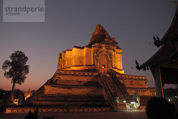 Ruine der Stupa in der buddhistischen Tempelanlage Wat Chedi Luang  Chiang Mai  Thailand  Asien