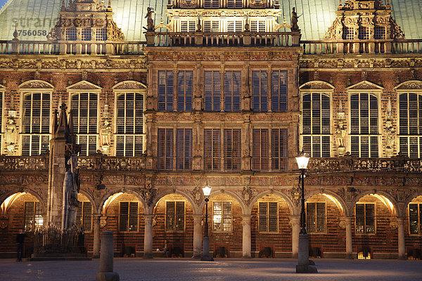 Das beleuchtete Bremer Rathaus bei Nacht  Freie Hansestadt Bremen  Deutschland  Europa