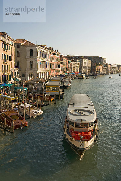 Blick auf die Stadtpalästen am Canal Grande mit Vaporetto Wasserbus  von der Rialtobrücke  Venedig  Venetien  Italien  Europa