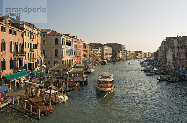 Blick auf die Stadtpalästen am Canal Grande mit Vaporetto Wasserbus  von der Rialtobrücke  Venedig  Venetien  Italien  Europa