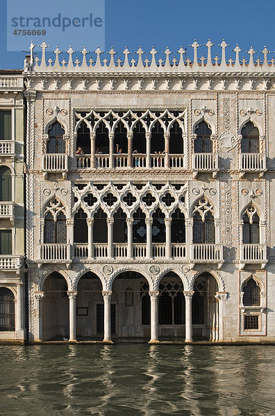 Gothic Ca 'd'Oro Stadtpalast  Palazzo Santa Sofia  erbaut im 15. Jahrhundert vom Architekten Bartolomeo Bon  Canal Grande  Cannaregio  Venedig  Venetien  Italien  Europa