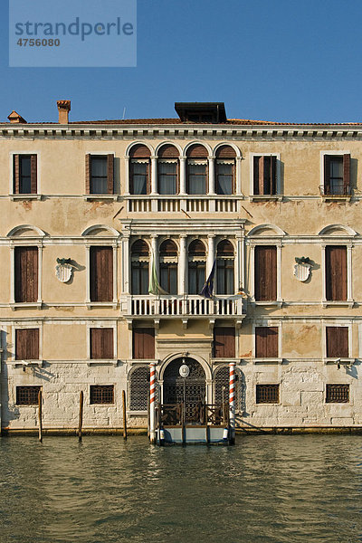 Gussoni Grimani Stadtpalast  erbaut 1548-1556 durch den Architekten Michele Sanmicheli  heute Berzirksamt  Cannaregio  Venedig  Italien  Europa