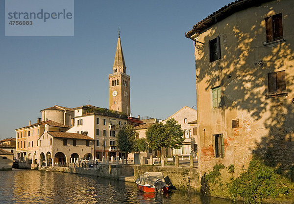 Altstadt mit schiefem Turm des Doms  Campanile pendente und Fluss Lemene  Portogruaro  Veneto  Italien  Europa